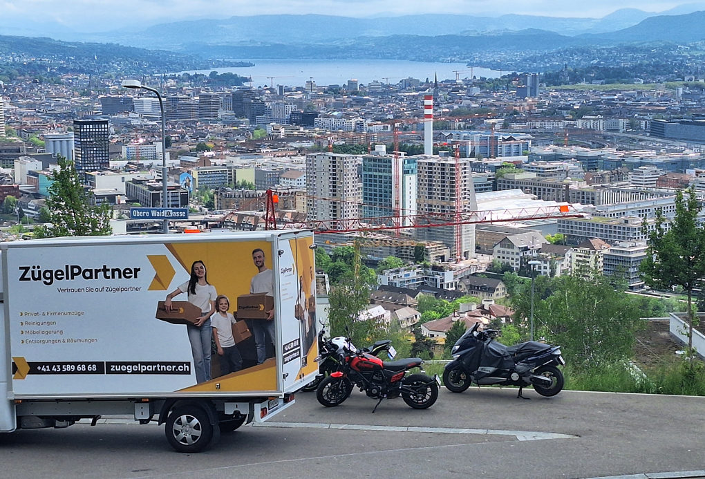 Professionelles Team der ZügelPartner GmbH bei einem Umzug im Jura - Ihre Zügelfirma für den Kanton Jura