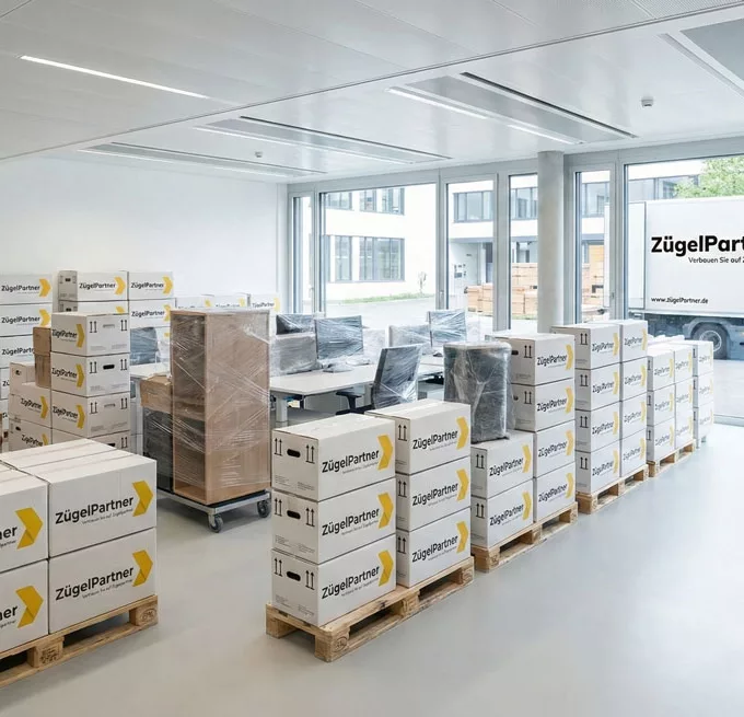 Moderne Büroräume in Uster, Umzugskartons sind systematisch gepackt, ein Umzugs LKW steht bereit