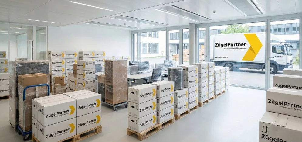 Moderne Büroräume in Uster, Umzugskartons sind systematisch gepackt, ein Umzugs LKW steht bereit Moderne Büroräume in Uster, Umzugskartons sind systematisch gepackt, ein Umzugs LKW steht bereit