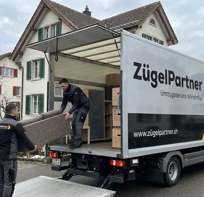 Zügelmänner von ZuegelPartner beladen einen modernen Zügelwagen in Winterthur