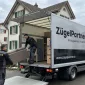 Zügelmänner von ZuegelPartner beladen einen modernen Zügelwagen in Winterthur