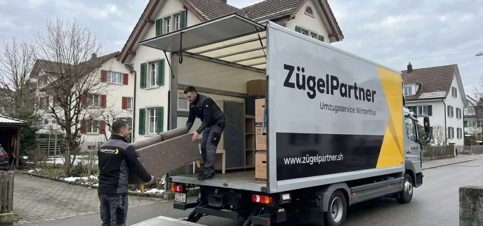 Zügelmänner von ZuegelPartner beladen einen modernen Zügelwagen in Winterthur Zügelmänner von ZuegelPartner beladen einen modernen Zügelwagen in Winterthur