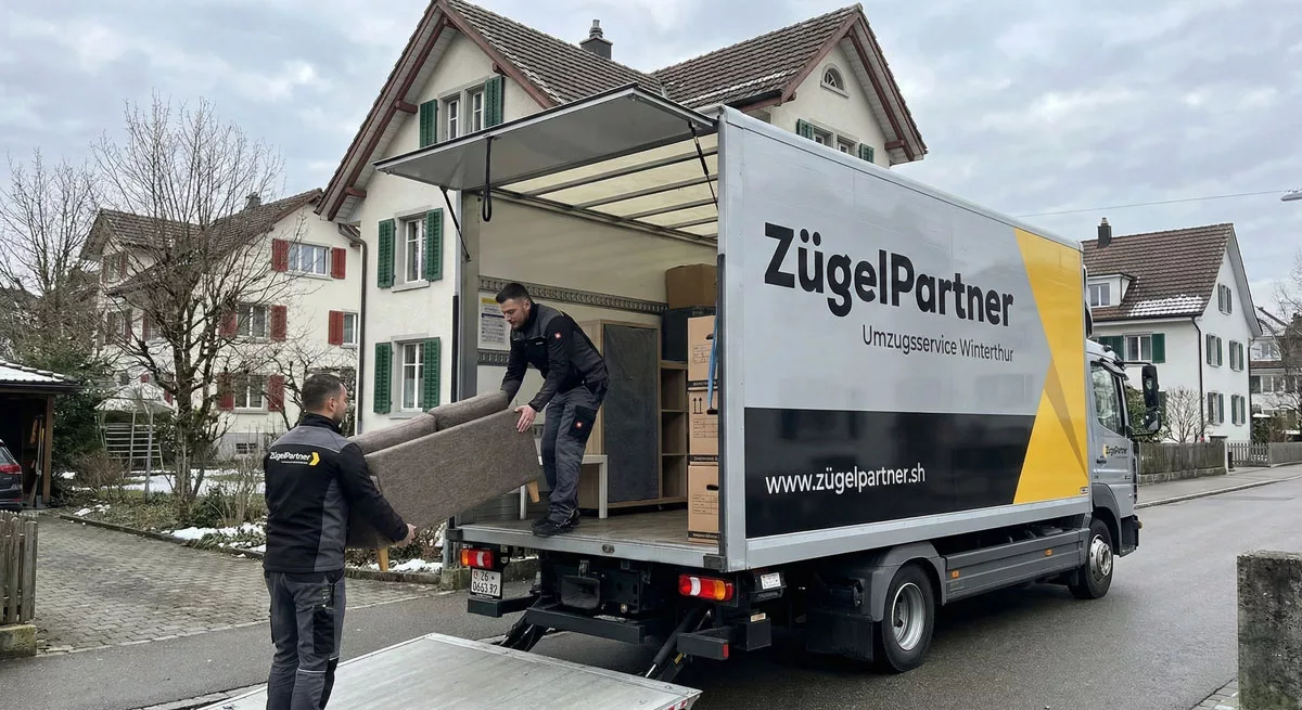 Zügelmänner von ZuegelPartner beladen einen modernen Zügelwagen in Winterthur Zügelmänner von ZuegelPartner beladen einen modernen Zügelwagen in Winterthur