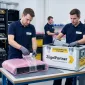 Geschulte Mitarbeiter verpacken Server und IT Hardware sorgfältig mit antistatischem Material in spezielle Sicherheitsboxen