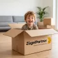 Platzhalter Bild Lachendes Kind sitzt in einem leeren Umzugskarton in einem hellen, neu bezogenen Wohnzimmer