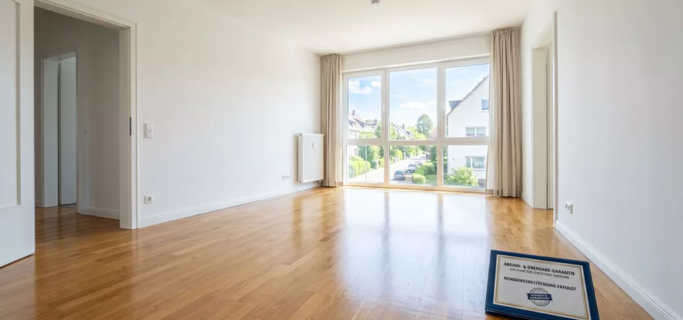 Strahlend sauberes, leeres Wohnzimmer in der alten Wohnung, bereit für die stressfreie Übergabe dank Abgabegarantie Strahlend sauberes, leeres Wohnzimmer in der alten Wohnung, bereit für die stressfreie Übergabe dank Abgabegarantie