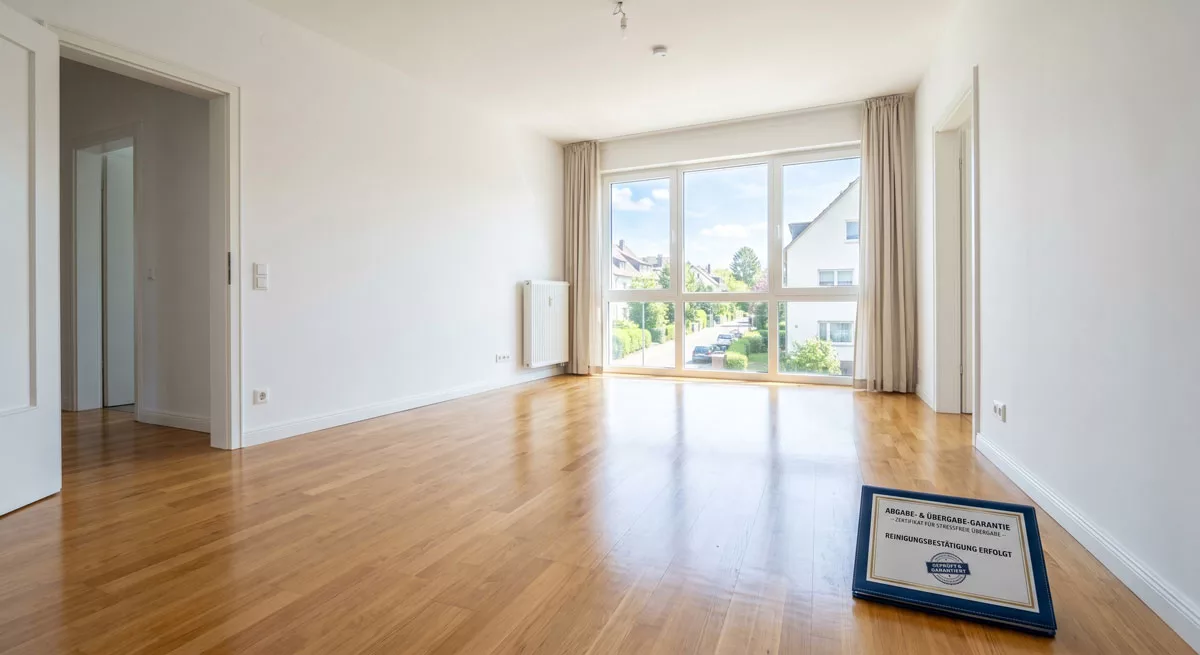 Strahlend sauberes, leeres Wohnzimmer in der alten Wohnung, bereit für die stressfreie Übergabe dank Abgabegarantie Strahlend sauberes, leeres Wohnzimmer in der alten Wohnung, bereit für die stressfreie Übergabe dank Abgabegarantie